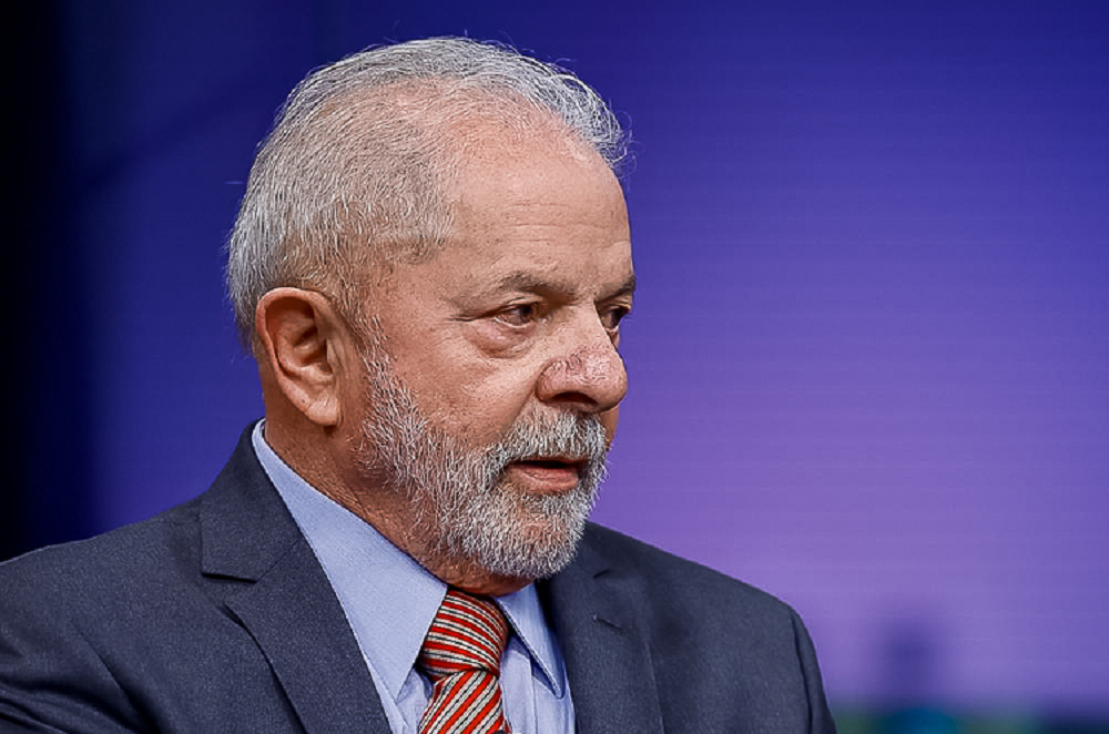 Lula de perfil, com expressão desconfiada, em fundo azul