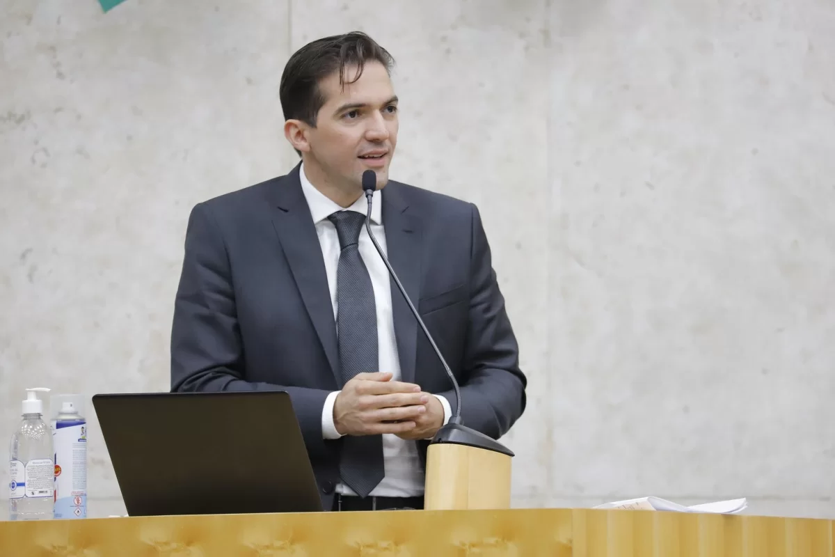 Rubinho Nunes falando e gesticulando com expressão séria