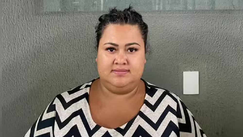 Samara Alves de Andrade com blusa preta e branca, posando para foto sem sorrir