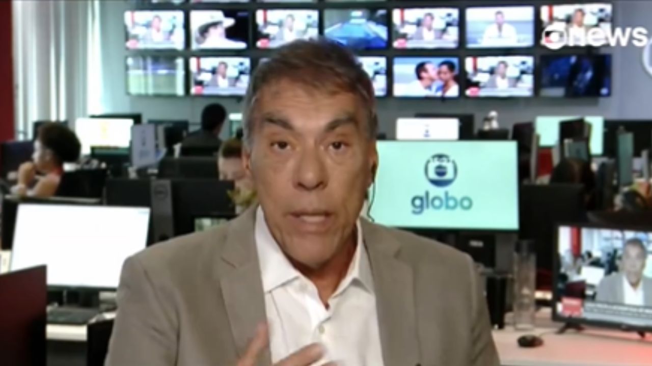 Demétrio Magnoli falando para a câmera, com roupa bege e branca