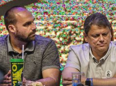 Eduardo Bolsonaro e Tarcísio de Freitas lado a lado, com expressões sérias