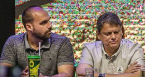 Eduardo Bolsonaro e Tarcísio de Freitas lado a lado, com expressões sérias