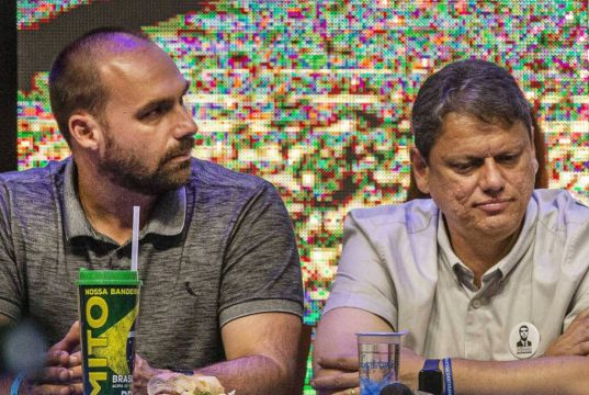Eduardo Bolsonaro e Tarcísio de Freitas lado a lado, com expressões sérias