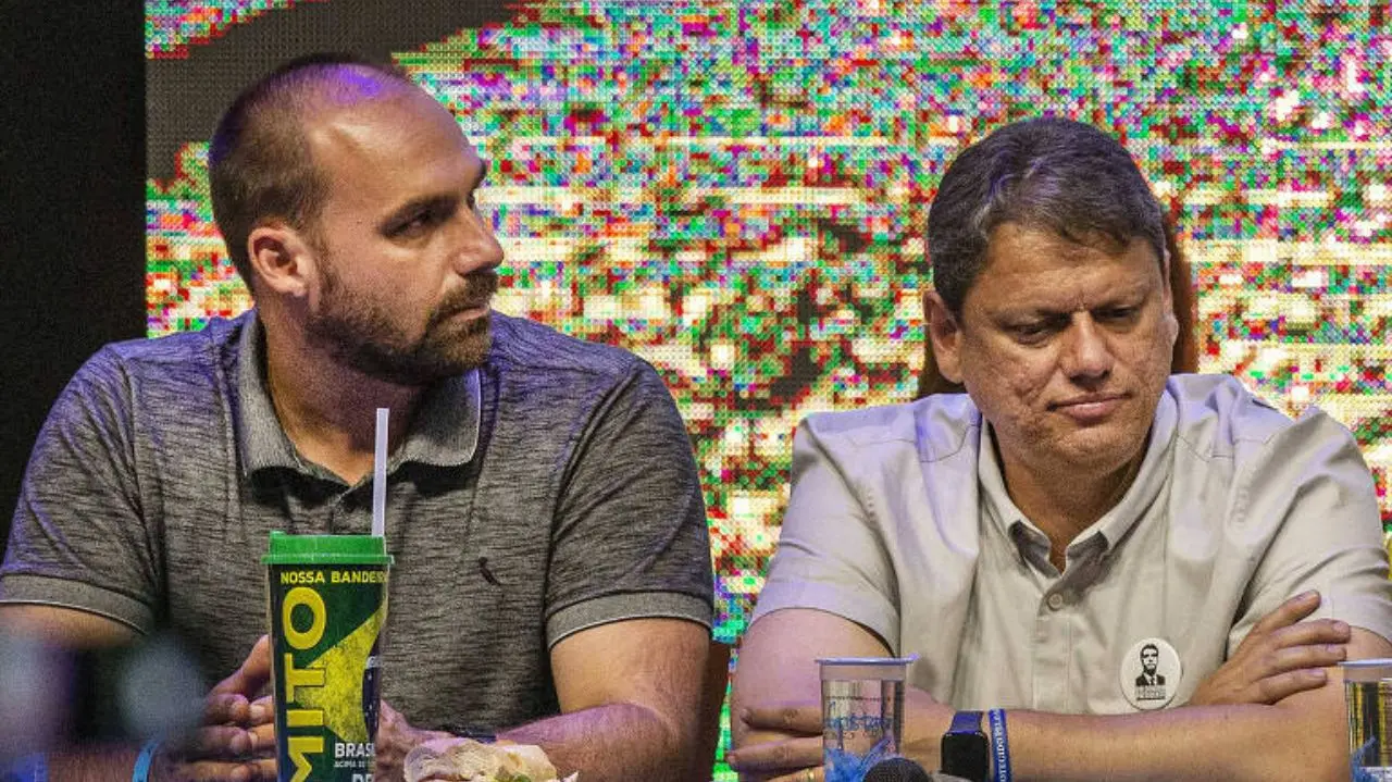 Eduardo Bolsonaro e Tarcísio de Freitas lado a lado, com expressões sérias