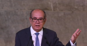 Gilmar Mendes falando em microfone com expressão séria e gesticulando