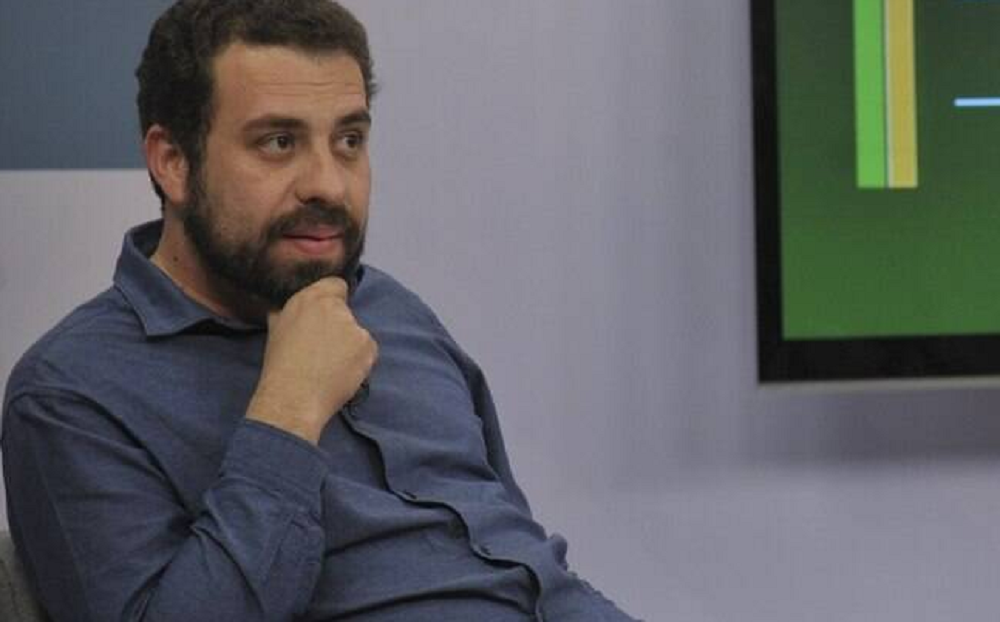 Guilherme Boulos com expressão pensativa