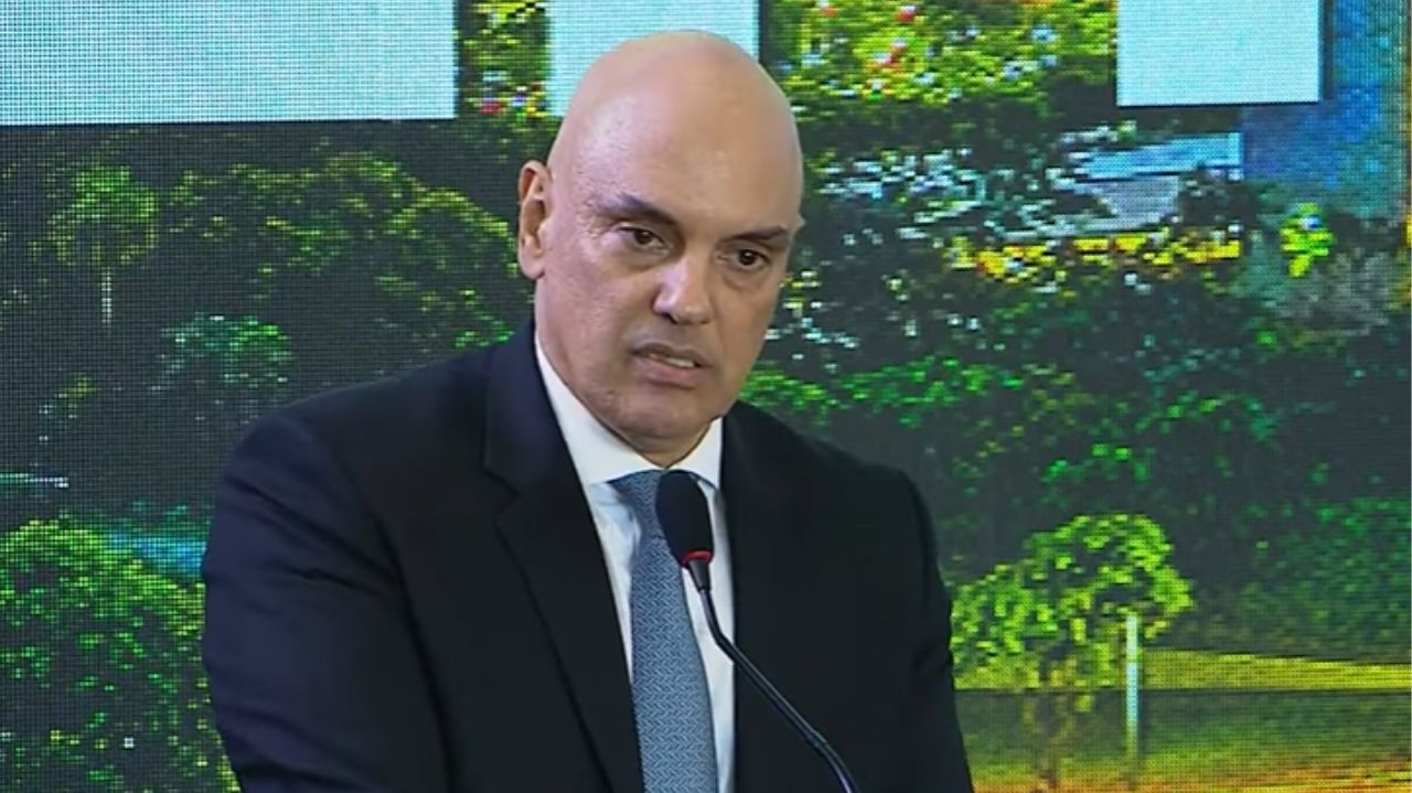 Alexandre de Moraes falando com expressão séria