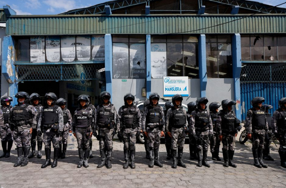 Policiais equatorianos enfileirados