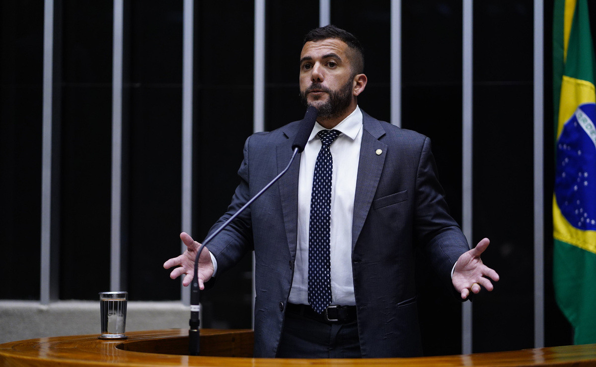Carlos Jordy com os braços abertos e expressão de indignação