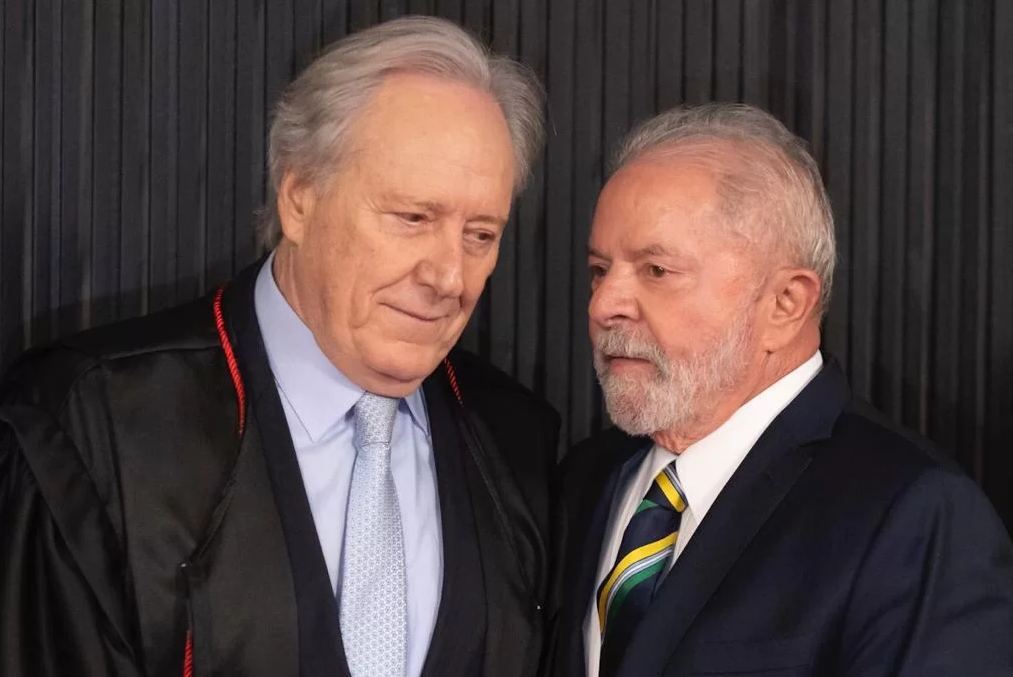 Ricardo Lewandowski e Lula conversando
