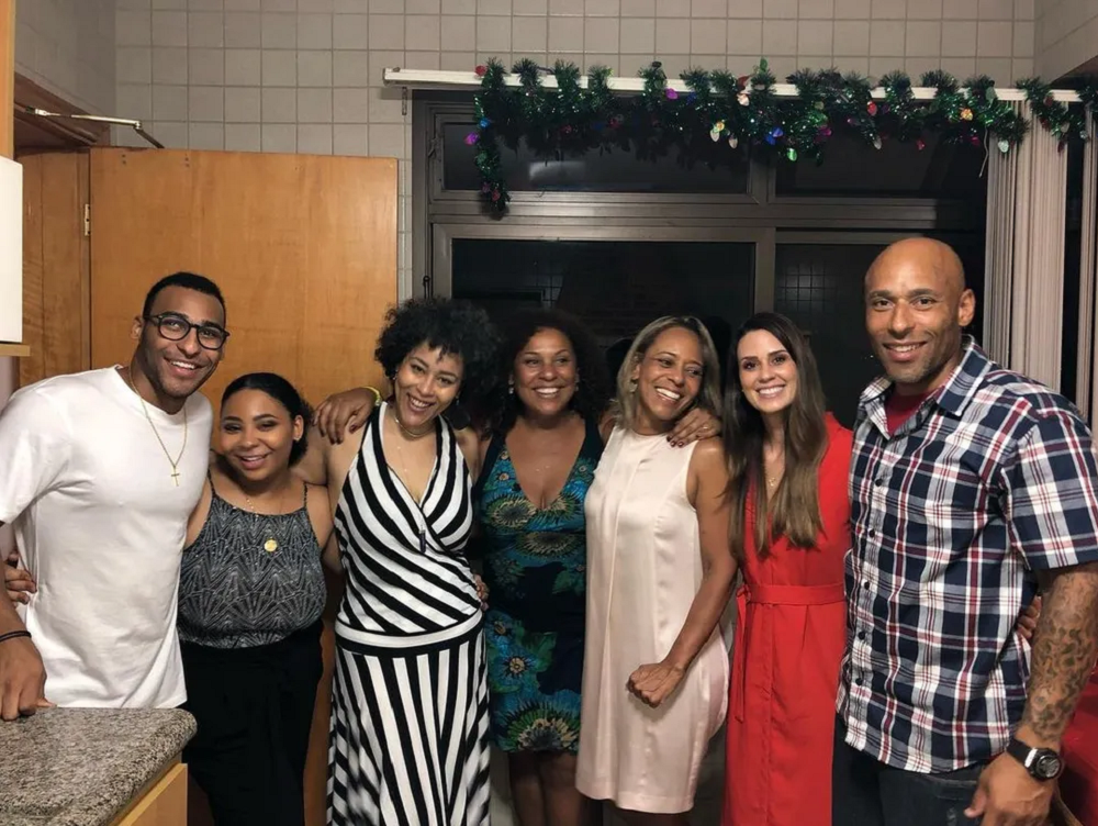 Filhos de Pelé e a enteada dele, Gemima, posando lado a lado para foto e sorrindo