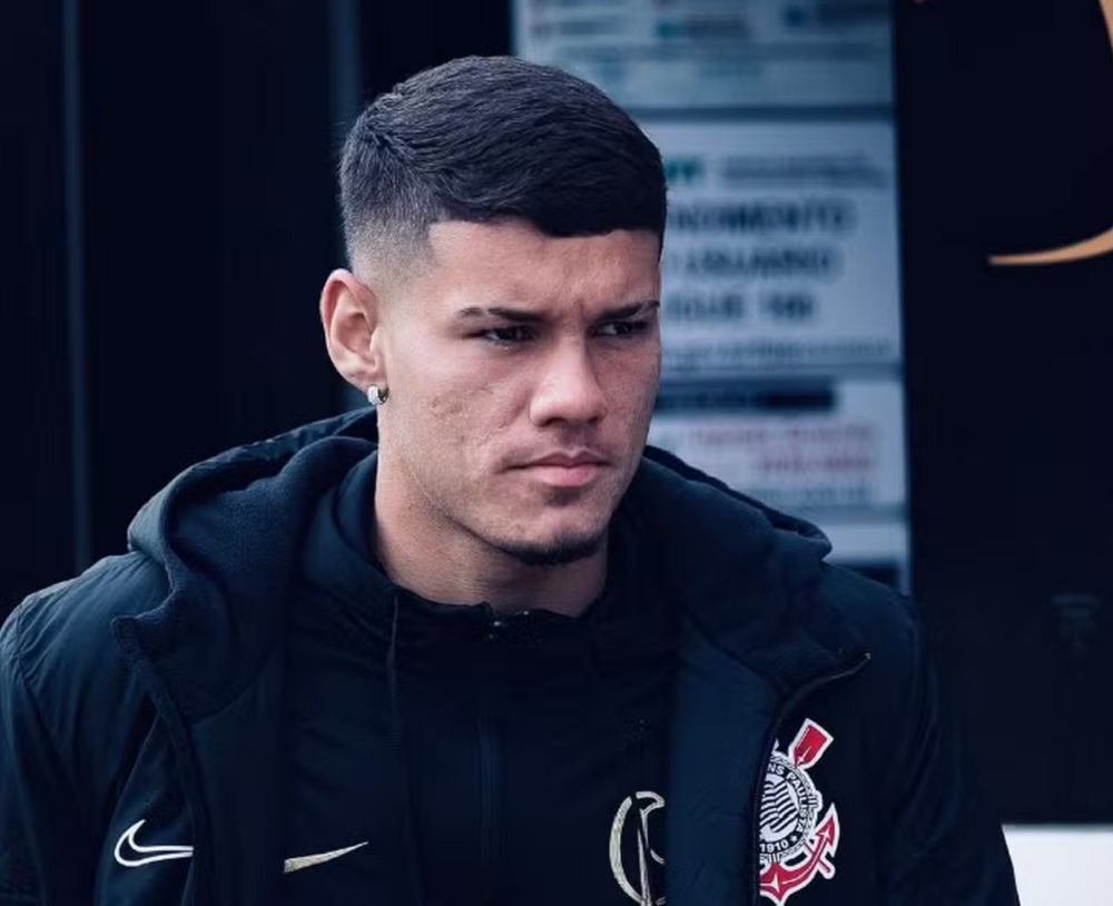 Dimas Candido com expressão séria e uniforme de frio do Corinthians
