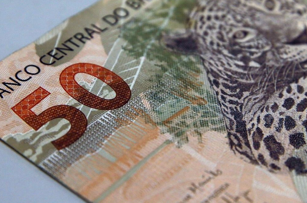 Foto de close de nota de 50 reais