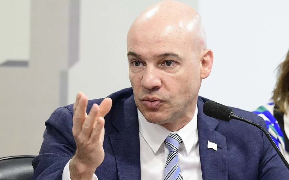 Alessandro Moretti falando e gesticulando