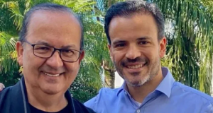 Jorginho Mello e seu filho, Felipe Mello, ambos sorrindo