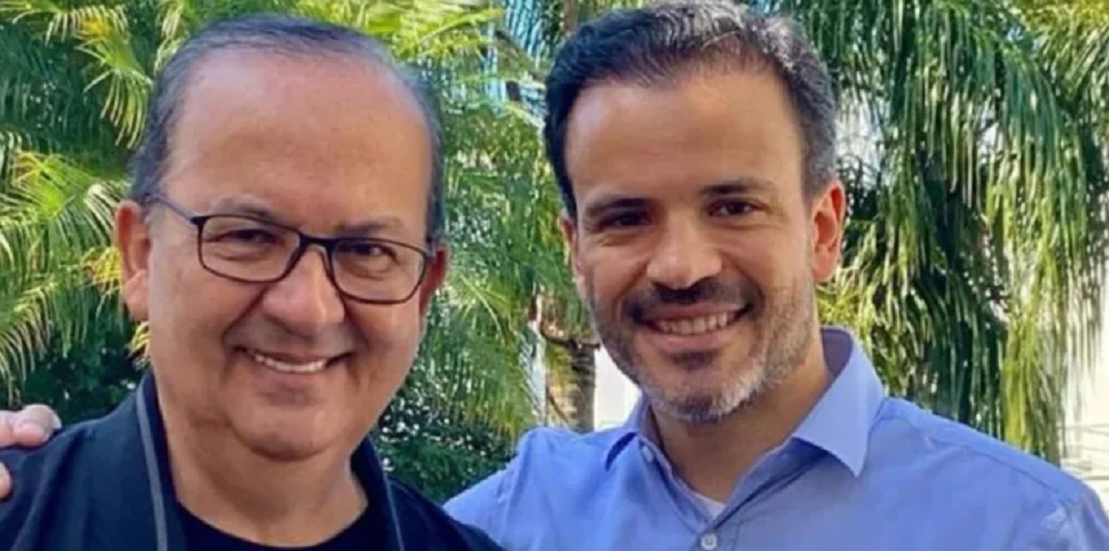 Jorginho Mello e seu filho, Felipe Mello, ambos sorrindo