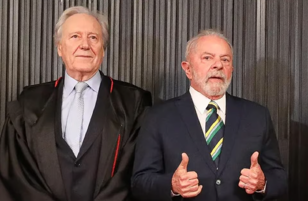 Lewandowski ao lado de Lula, que faz sinal de 'joia' com as duas mãos
