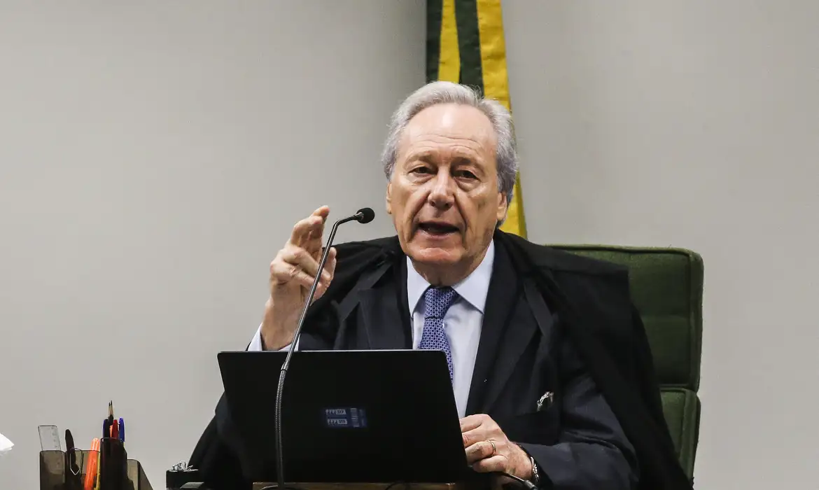 Lewandowski falando em microfone com expressão séria
