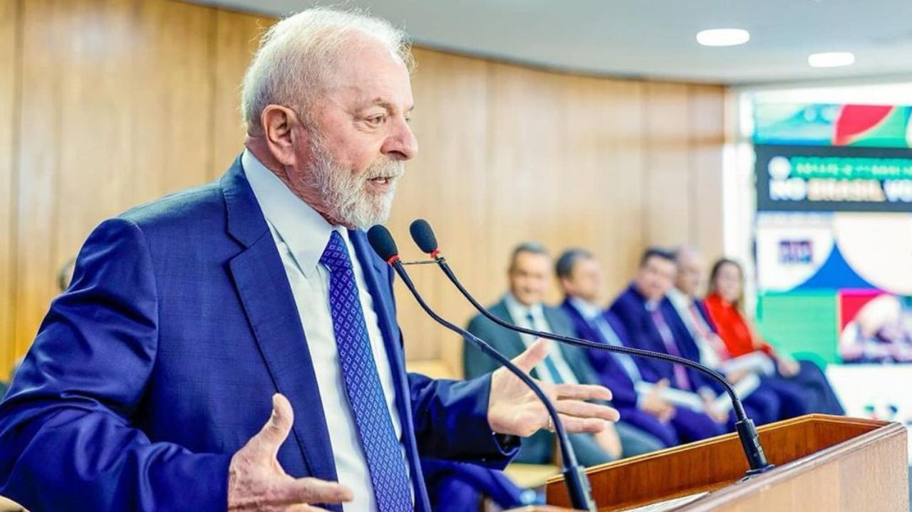 Lula falando e gesticulando com expressão séria