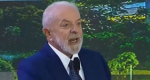 Lula falando com expressão séria