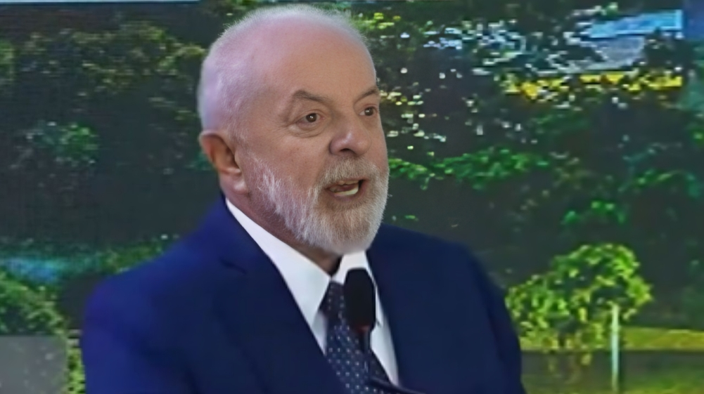 Lula falando com expressão séria