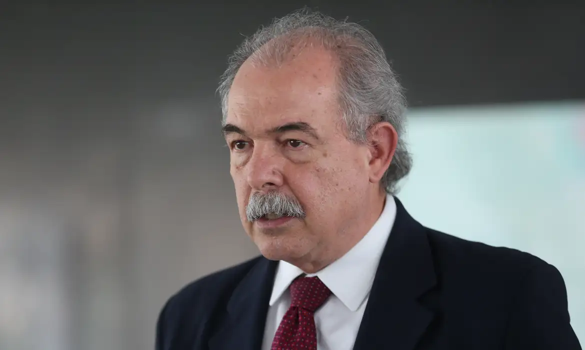 Aloizio Mercadante com expressão séria