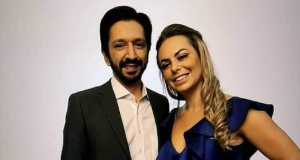 Ricardo Nunes e Regina posando para foto sorrindo, lado a lado