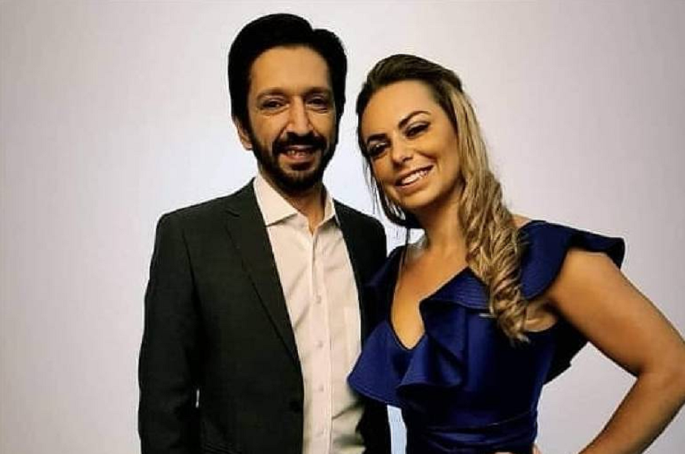 Ricardo Nunes e Regina posando para foto sorrindo, lado a lado