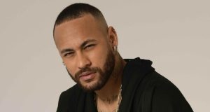 Neymar de roupa preta posando para foto com expressão séria