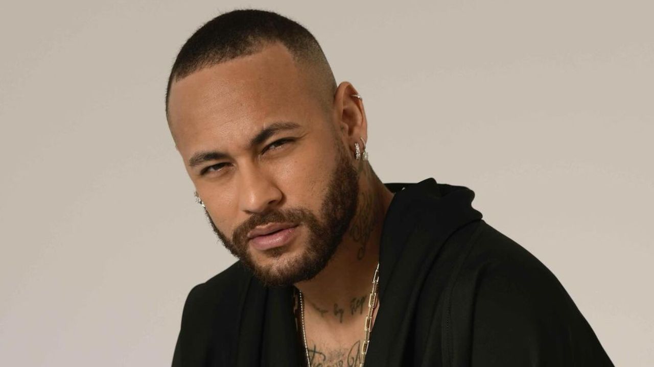 Neymar de roupa preta posando para foto com expressão séria