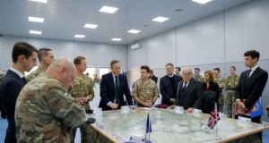 David Cameron em reunião com tropas britânicas