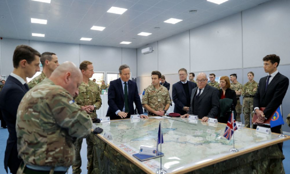 David Cameron em reunião com tropas britânicas