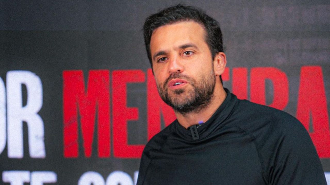 Pablo Marçal de roupa preta, falando e gesticulando