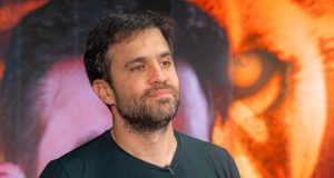 Pablo Marçal de roupa preta, com expressão séria