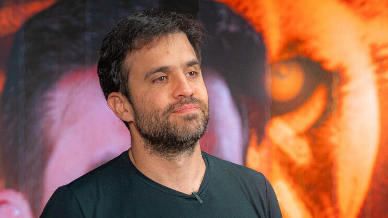Pablo Marçal de roupa preta, com expressão séria