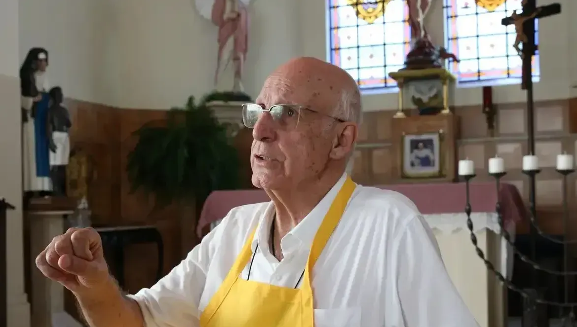 Padre Júlio Lancellotti falando e gesticulando, de perfil