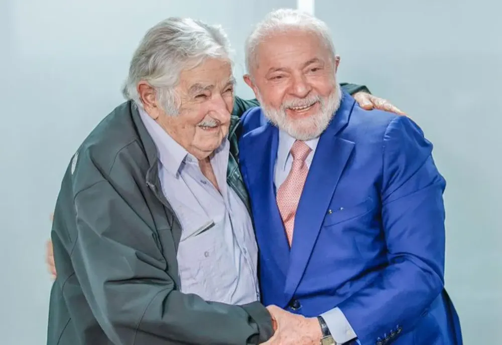 José Pepe Mujica e Lula, abraçados e sorrindo