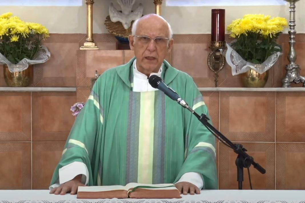 Padre Júlio Lancellotti com expressão séria