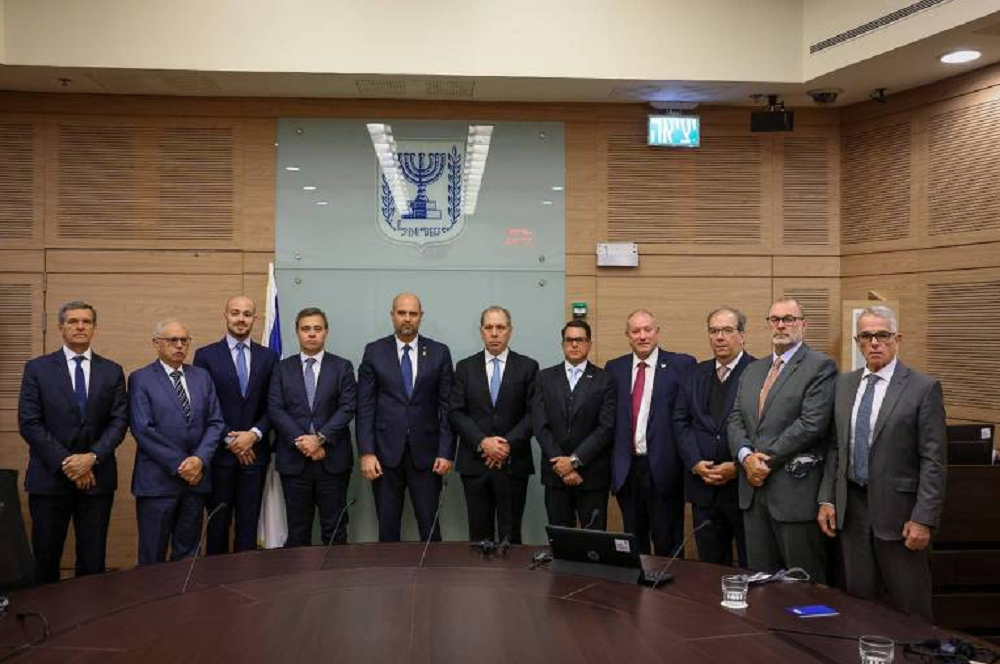 Ministros e desembargadores brasileiros sendo recebidos pelo presidente do Parlamento de Israel, Amir Ohana, e posando para foto