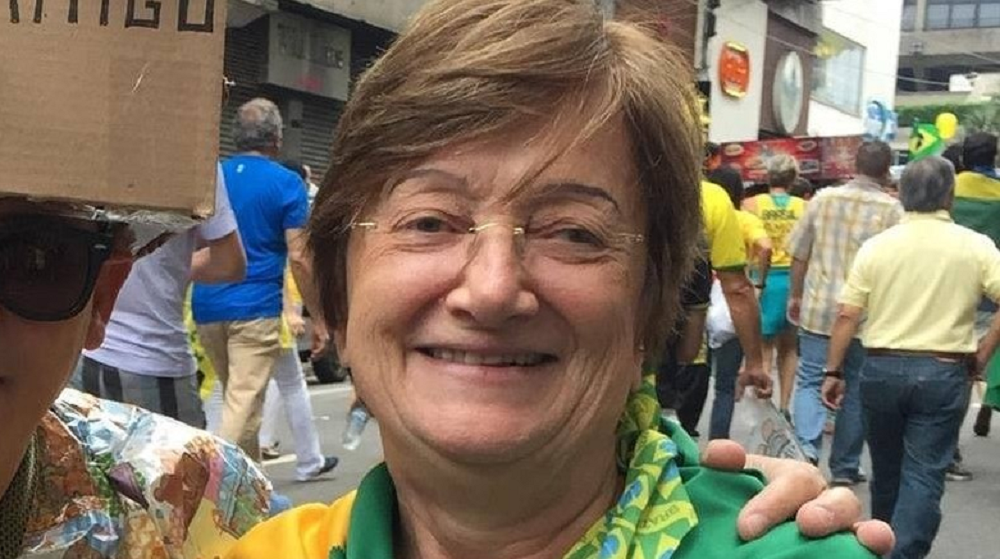 Roseli Dorth de roupa verde e amarela sorrindo para foto
