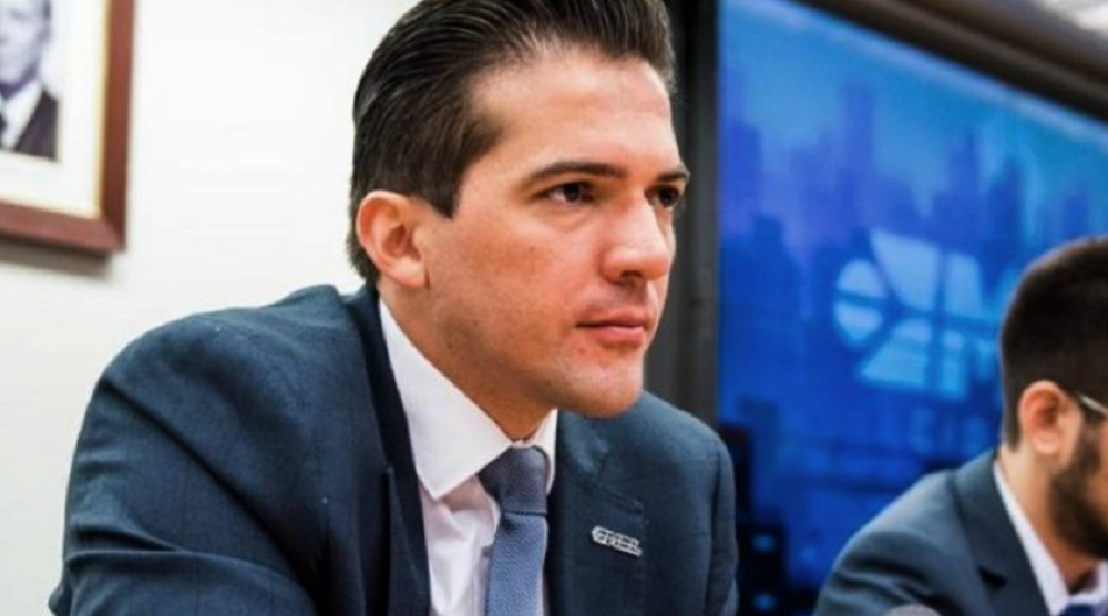 Rubinho Nunes com expressão séria, de perfil