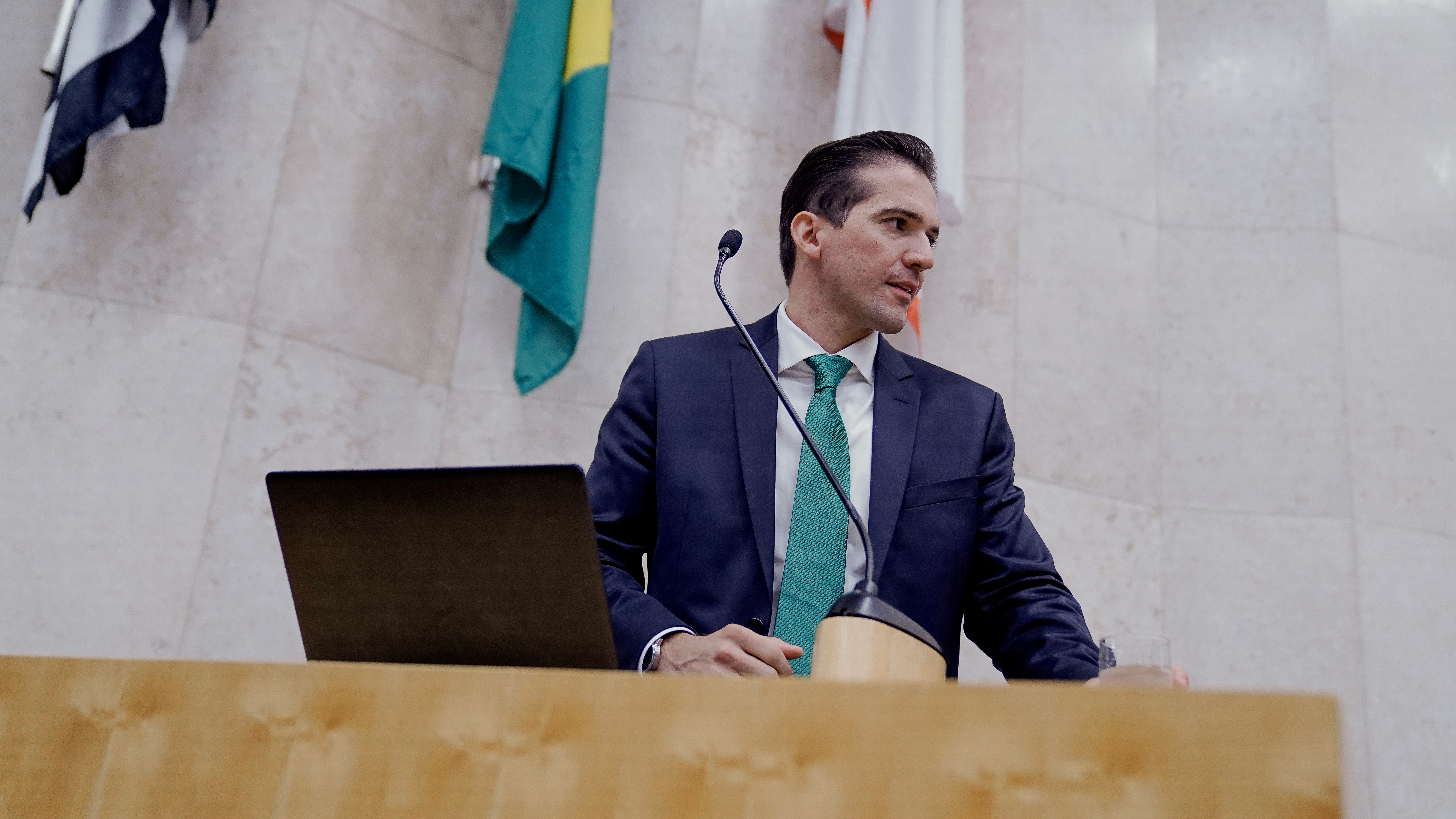 Rubinho Nunes olhando para o lado com expressão séria, vestindo terno e gravata