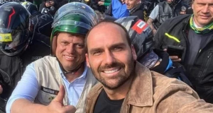 Tarcísio e Eduardo Bolsonaro sorrindo e posando para foto