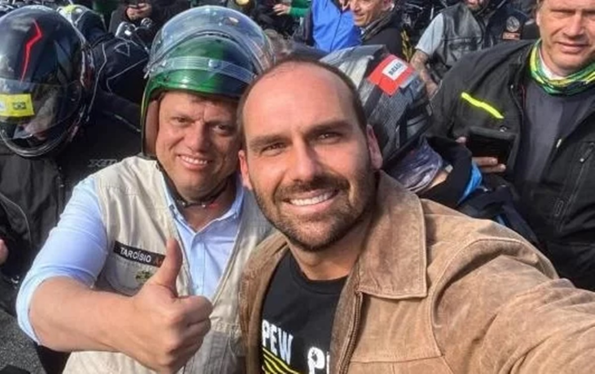 Tarcísio e Eduardo Bolsonaro sorrindo e posando para foto