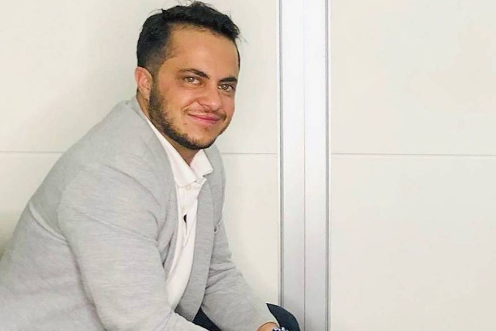 Thammy Miranda de roupa cinza, posando com sorriso tímido