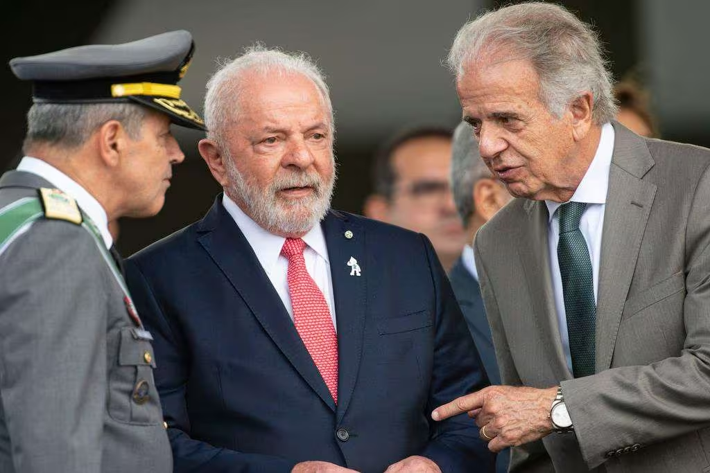 Lula entre Tomás Paiva e José Múcio Monteiro