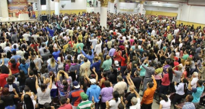Fiéis em igreja lotada