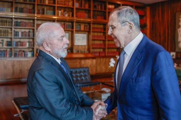 Após reunião com Lavrov, Lula confirma presença em reunião dos Brics na Rússia