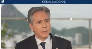 Antony Blinken falando, de terno e gravata
