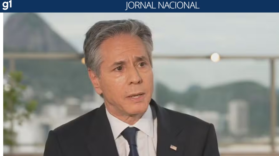 Antony Blinken falando, de terno e gravata